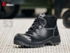 Preview: The image shows a black protective shoe with high shafts, laces, and a non-slip sole. It has a sporty shape and is suitable for work purposes.