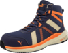 Preview: Der Schuh ist ein hoher, sportlicher Sneaker in Blau mit orangenen und beigen Akzenten. Er hat eine strukturierte Oberfläche und eine breite, rutschfeste Sohle.