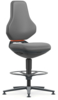 Preview: The chair has a high, curved backrest and a padded seat. It is mounted on a stable foot with a round base, ideal for working heights. The color is a uniform gray.