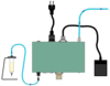 Preview: Das Bild zeigt eine technische Baugruppe. In der Mitte ist ein rechteckiges Gerät, umgeben von verschiedenen Kabeln, die zu einem Netzstecker, einem Behälter und einem Kühler führen.