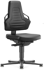 Preview: The chair is black, has an ergonomic backrest with grooves, and is equipped with a wide, flat seat. It stands on a five-ray base with casters.