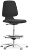 Preview: The office chair has a curved backrest and a padded seat in black. It stands on a chrome base with five casters and has a foot ring for support.