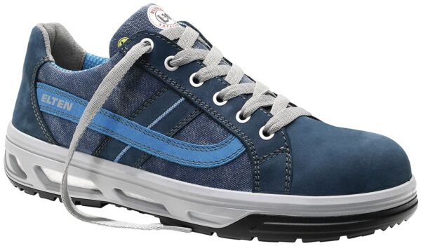 Der Schuh ist ein sportlicher, blauer Sneaker mit grauen Schnürsenkeln. Er hat eine helle, dicke Sohle und eine seitliche blaue Linie. Das Obermaterial besteht aus Jeansstoff und Leder.