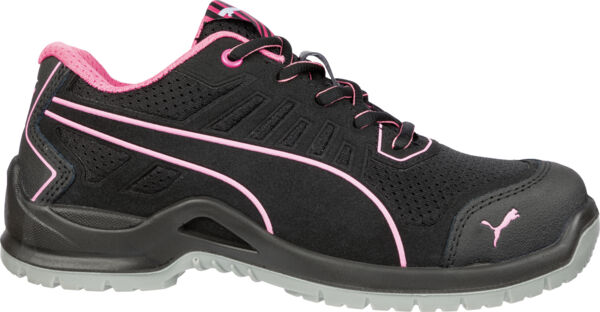 The shoe is a black sneaker with pink accents. It has a low silhouette, laces, and a non-slip sole, ideal for everyday wear and sports.