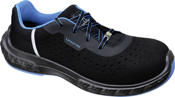 The shoe is black with blue accents and has a breathable surface with small holes. The sole is robust and has a grippy texture for better grip.