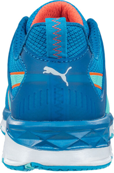 Das Bild zeigt die Rückansicht eines blauen Sportschuhs. Der Schuh hat ein mesh-artiges Obermaterial, orangefarbige Schnürsenkel und einen weißen Sohlenbereich. An der Seite ist das Puma-Logo.