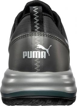 Der Schuh ist schwarz mit grauen und silbernen Akzenten. An der Ferse ist das Logo von Puma deutlich sichtbar. Die Sohle ist dick und hat ein strukturiertes Profil.