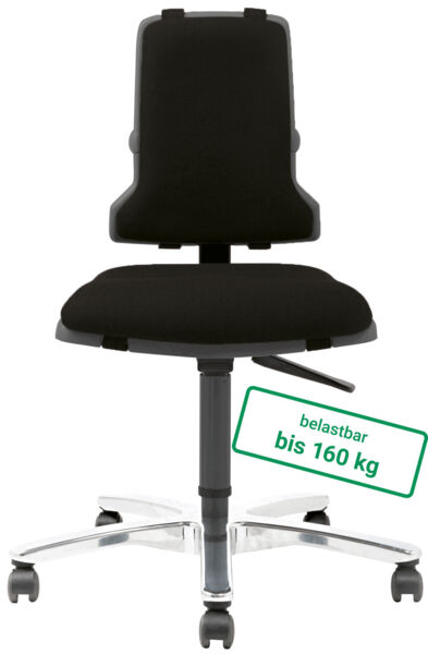 Der Bürostuhl ist schwarz, hat eine ergonomische Rückenlehne und eine gepolsterte Sitzfläche. Er steht auf einem stabilen Fuß mit fünf Rollen und ist bis 160 kg belastbar.