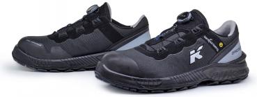 The image shows a pair of black sports shoes with a sturdy sole. They have a modern, sporty look, a quick lacing system, and are suitable for versatile activities.