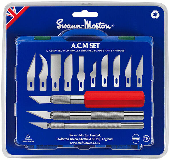 The image shows a set with various scalpel blades and two handles in a blue packaging. One blade has a red handle, the others are in silver color.