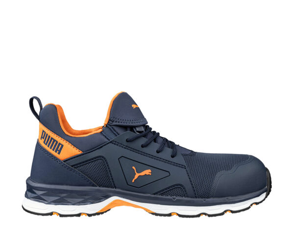 Der Schuh ist ein sportlicher Sneaker in dunklem Blau mit orangefarbenen Akzenten. Er hat eine robuste Sohle, Schnürsenkel und ein Markenlogo an der Seite. Ideal für Bewegung.