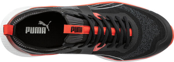 Der Schuh ist sportlich und hat ein schwarzes Obermaterial mit roten Akzenten. Die Schnürsenkel sind schwarz, und das Puma-Logo in Orange ist sichtbar. Die Sohle ist hell und profiliert.