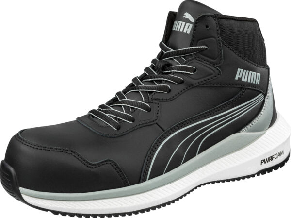 Das Bild zeigt einen sportlichen, schwarzen Schuh mit hoher Schnürung. Er hat eine griffige Sohle, graue Details und das Logo von Puma. Der Schuh wirkt robust und modern.