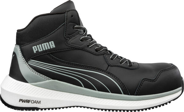 Der Schuh ist ein schwarzer, sportlicher Mid-Cut von Puma. Er hat eine glatte, glänzende Oberfläche und eine weiße, gepolsterte Sohle. An der Seite sind graue Akzente und das Puma-Logo.