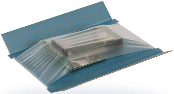 The image shows an electronic circuit board packaged in a transparent film. It is protectively placed in an open blue cardboard box with yellow lettering, slightly folded.