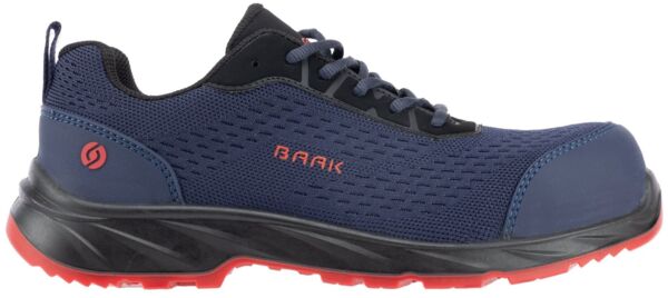 Der Schuh ist sportlich, mit einem blauen Obermaterial und schwarzen Akzenten. Die Sohle ist griffig, in Schwarz und Rot gehalten. Die Schnürsenkel sind farblich passend, und das Design ist modern.