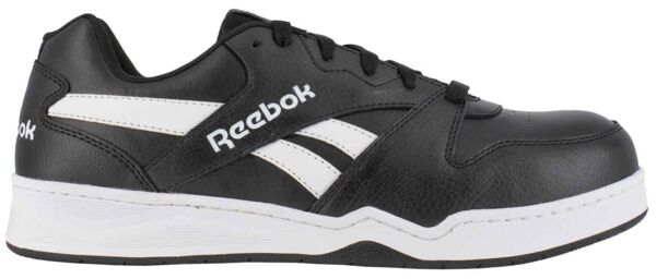 Das Bild zeigt einen schwarzen Reebok-Sportschuh mit weißen Akzenten. Er hat eine robuste, glatte Oberfläche und eine klassische Schnürung. Die Sohle ist breit und leicht erhöht.