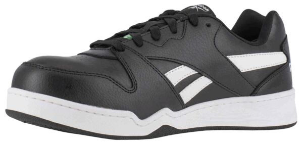 Der Schuh ist ein sportschicker, schwarz-lederner Sneaker mit weißen Seitenstreifen. Er hat flache Schnürsenkel und eine breite, weiße Sohle. Ideal für sportliche Aktivitäten.