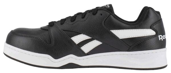 Der Schuh ist ein sportlicher Sneaker in schwarz mit weißen Akzenten. Er hat eine flache Sohle, breite Schnürsenkel und eine gepolsterte Schuhzunge für Komfort.