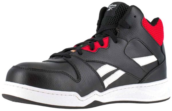 Der Schuh ist ein Basketballhightop in Schwarz mit roten und weißen Akzenten. Er hat eine dicke Sohle, gepolsterte Zunge und eine atmungsaktive Oberfläche. Sportlich und stylisch.