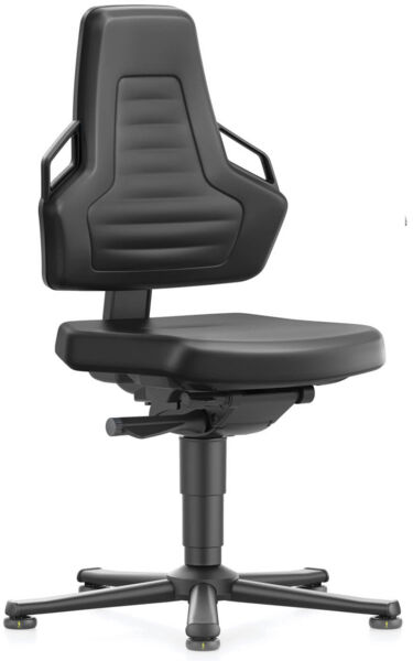 The chair is black, has an ergonomic backrest with grooves, and is equipped with a wide, flat seat. It stands on a five-ray base with casters.