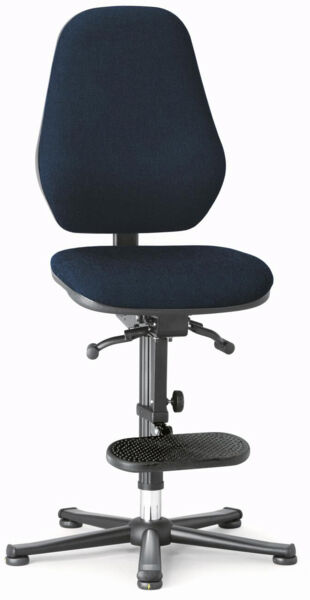 The chair has a high, well-padded backrest and a wide seat. It is black, on a stable base with casters and a footrest board. Height adjustable.