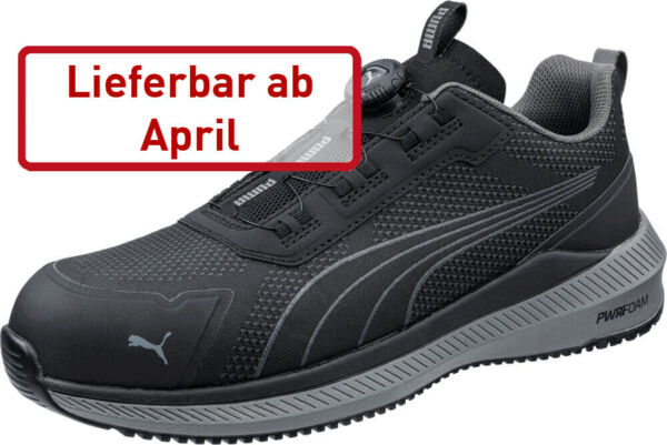 Das Bild zeigt einen schwarzen Sportschuh mit einem modernen Design. Er hat eine strukturierte Oberfläche und ist mit einem Obermaterial aus Mesh ausgestattet. An der Seite befindet sich das Puma-Logo. In rotem Text steht 