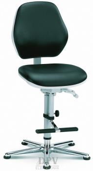 The chair has a round, black seat and a high backrest. The base is made of chrome-plated metal with five casters. A lever allows for height adjustment.