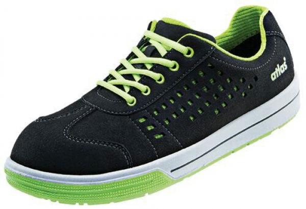 The shoe is sporty, made from black material with green accents. It features perforations for ventilation, a flat green sole, and laces. Ideal for leisure or sports.