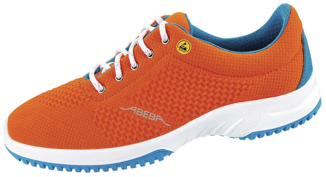 Der Schuh ist sportlich und leicht, mit einer orangefarbenen, strukturierten Oberfläche und blauen Akzenten. Er hat weiße Schnürsenkel und eine rutschfeste, hellblaue Sohle.