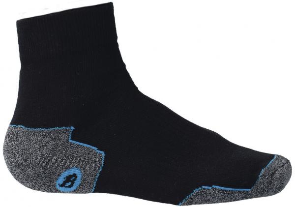 Das Bild zeigt eine kurze schwarze Socke mit grauen und blauen Details. Der obere Rand ist glatt, während die Sohle und die Ferse leicht verstärkt sind. Ideal für Sportschuhe.