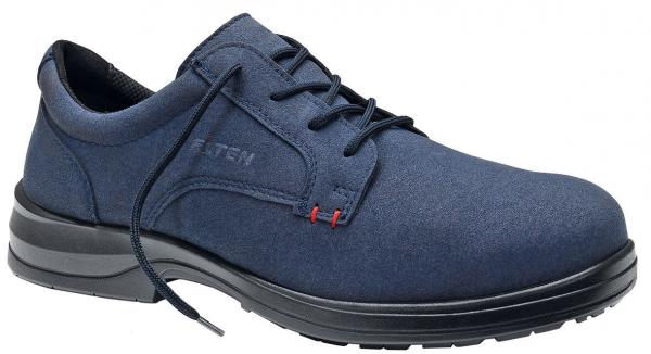 Der Schuh ist ein navyblauer, schnürbarer Halbschuh mit einer robusten, schwarzen Sohle. Das Obermaterial wirkt glatt und ist einfach gehalten, mit roten Akzenten an den Ösen.