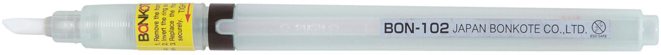 The picture shows a thick marker in white with a transparent handle. The tip is broad and has a yellow mark on the label that displays the marker's name.