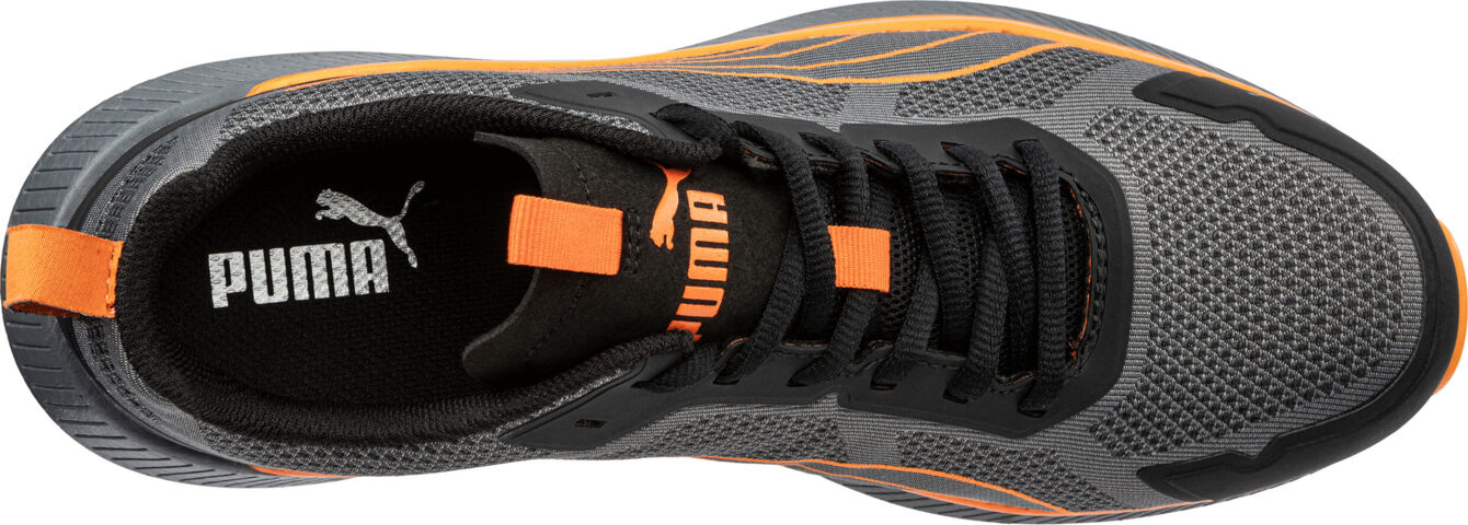 Das Bild zeigt einen Sportschuh in Grau mit schwarzen und orangefarbenen Akzenten. Die Oberseite ist aus atmungsaktivem Material, und die Schnürsenkel sind schwarz. Ein Logo von Puma ist sichtbar.