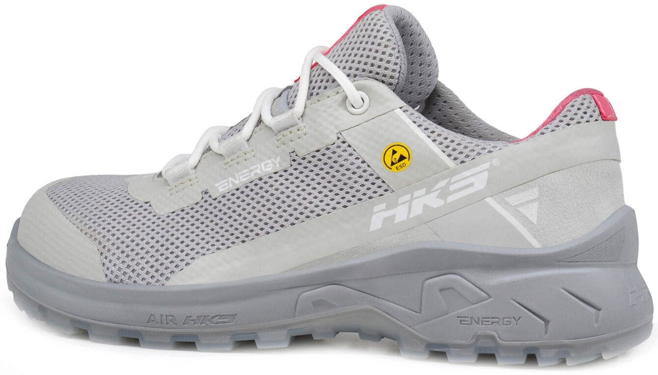 The shoe is sporty and lightweight, in light gray with pink accents. Upper made of breathable mesh and durable material. The sole is grippy and enhances stability.