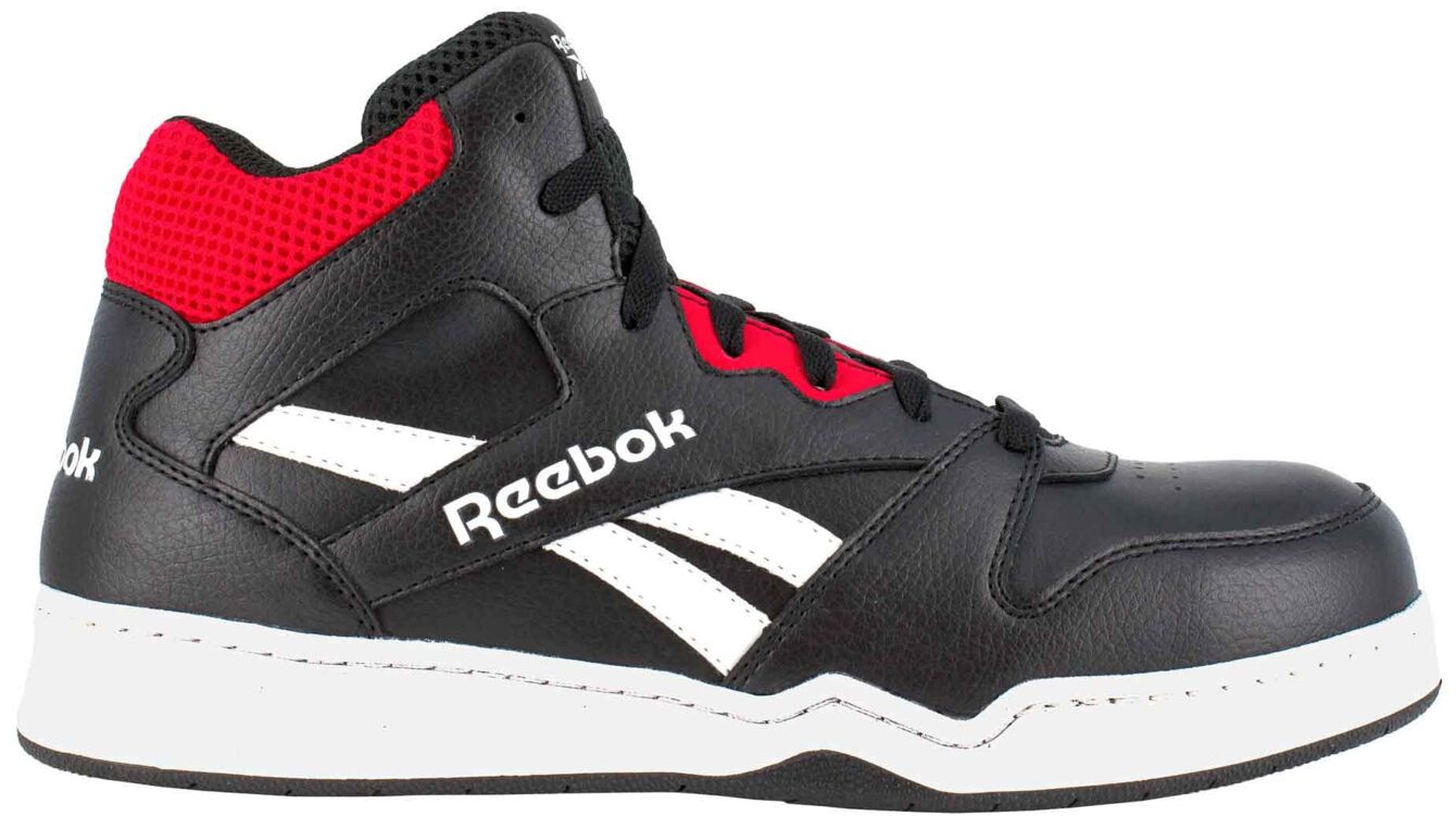 Der Schuh ist ein schwarzer, halbhoher Sneakers mit roten Akzenten und weißen Details. Er hat eine glatte Oberfläche, eine robuste Sohle und die Marke "Reebok" ist auf der Seite sichtbar.