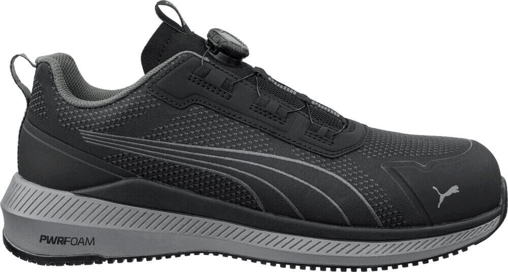 Das Bild zeigt einen schwarzen Sportschuh von Puma mit einer leicht strukturierten Oberfläche. Er hat eine praktische Schnürvorrichtung und eine flexible, rutschfeste Sohle.