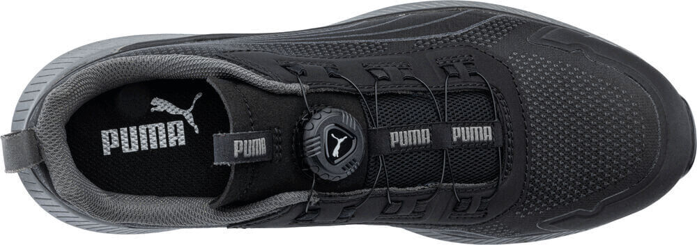 Das Bild zeigt einen schwarzen Sportschuh mit einem Mesh-Obermaterial. Die Schnürsenkel sind durch einen praktischen Drehverschluss ersetzt, und das Puma-Logo ist mehrfach sichtbar.