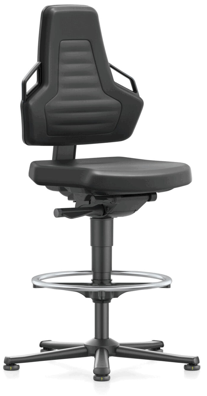 The image shows a black office chair with a high backrest and armrests. The seat is flat and the height is adjustable. It stands on five wheels and has a round foot ring.