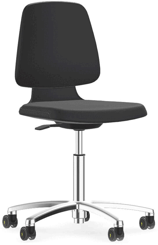 The chair is simple and modern, in matte black. It has a rounded backrest and a wide seat. On a chromed base, there are five casters that allow for mobility.